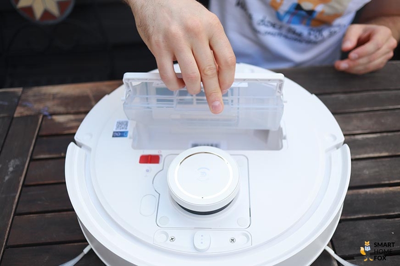 Der Staubbehälter des Ecovacs Deebot T10 wird entnommen